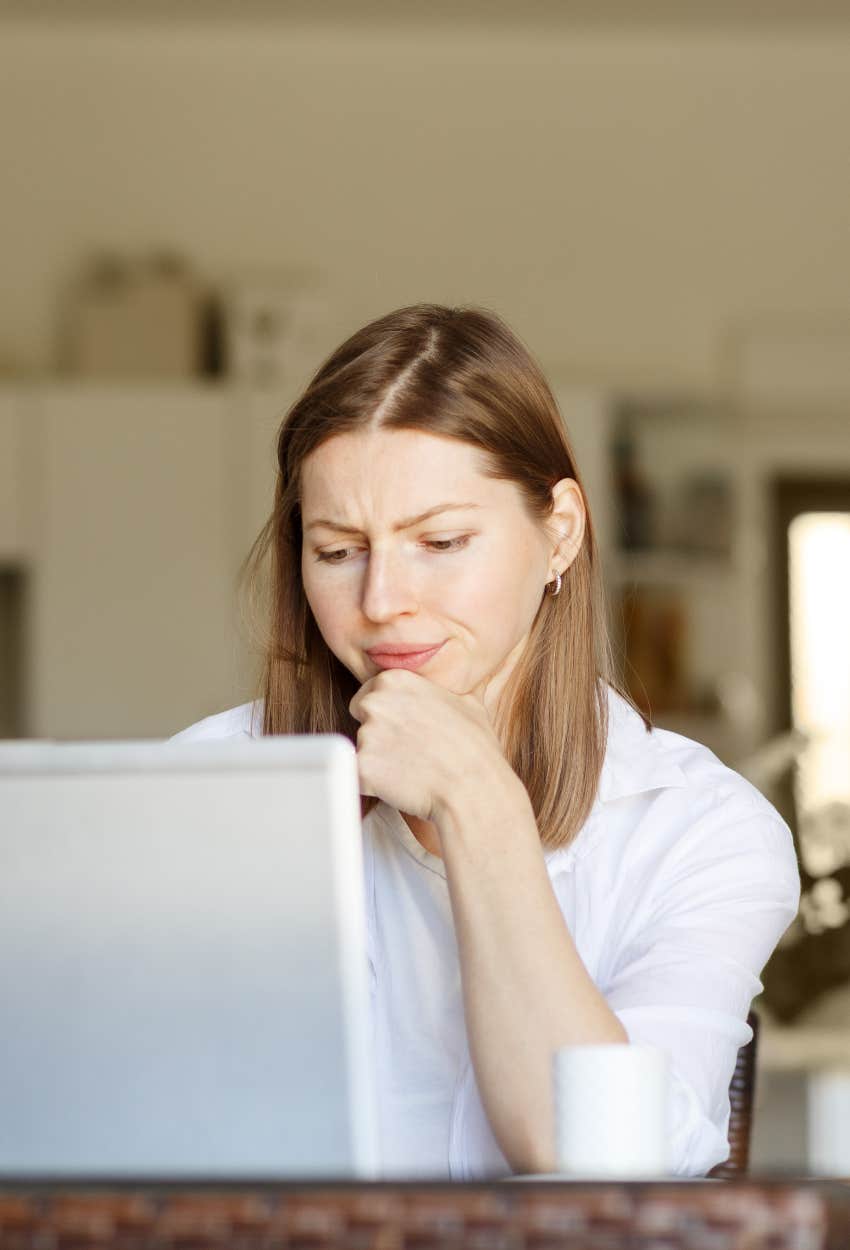 Woman using 'per my last email' to tell of her coworker