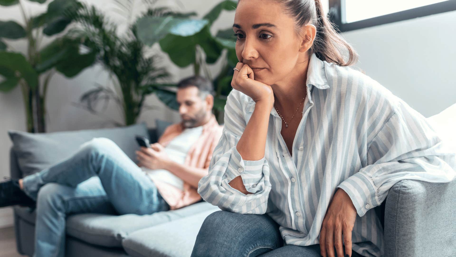 man on his phone ignoring woman