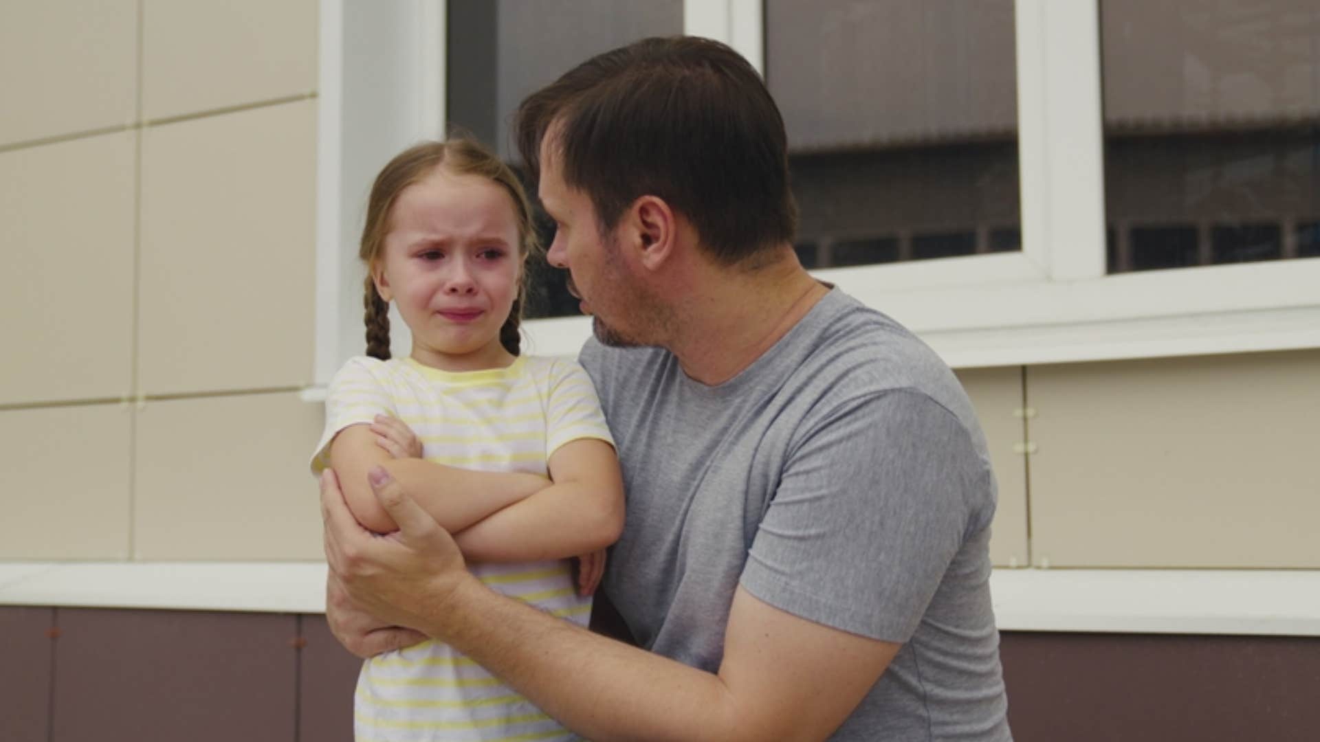 dad telling daughter she's not hurt