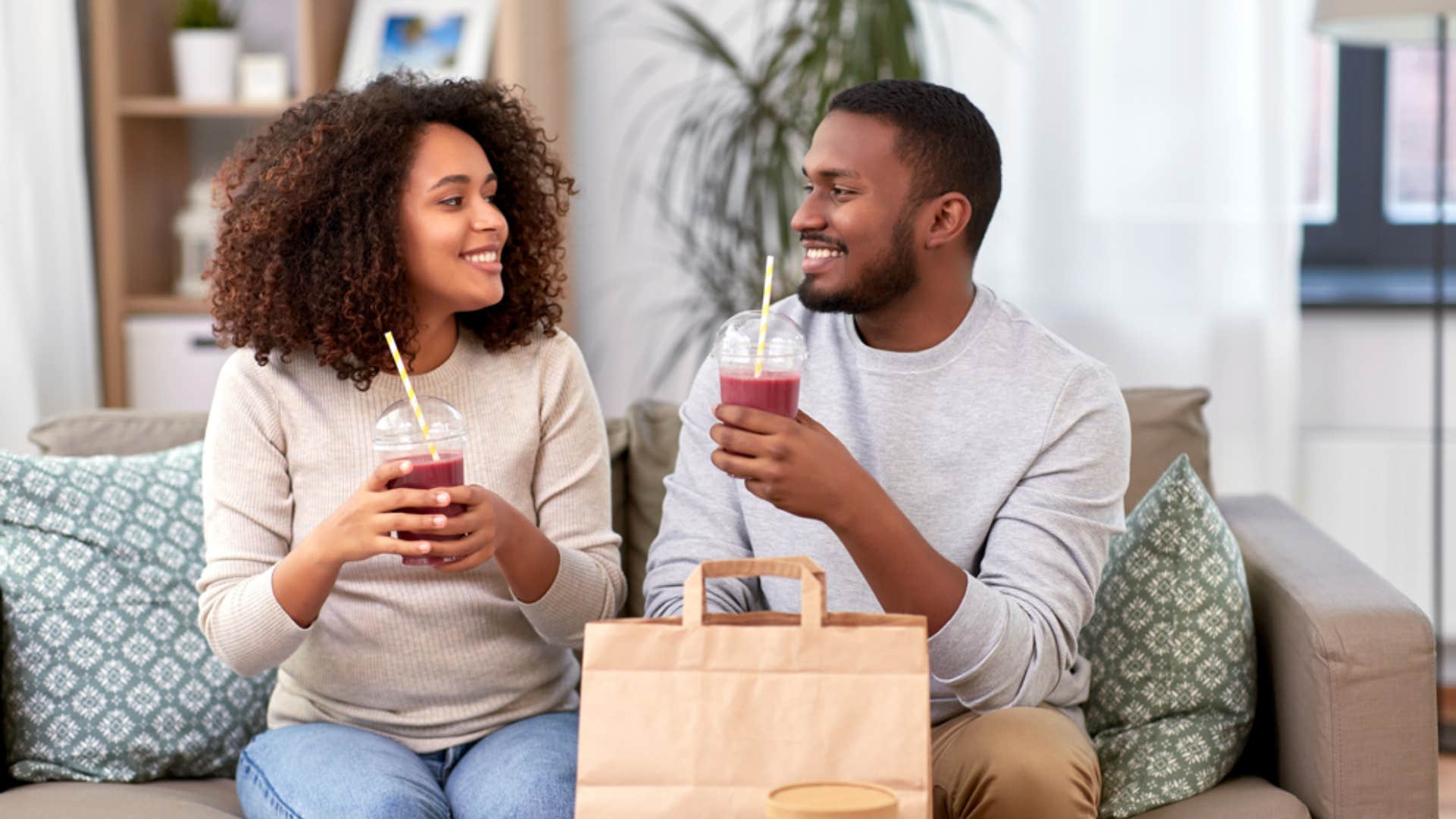 couple eating fast food 