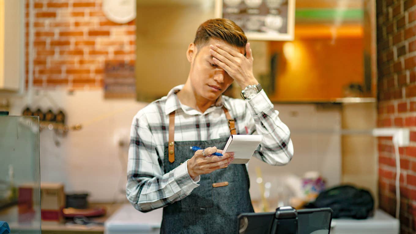 Server reading rude note from customers after he asked them to leave