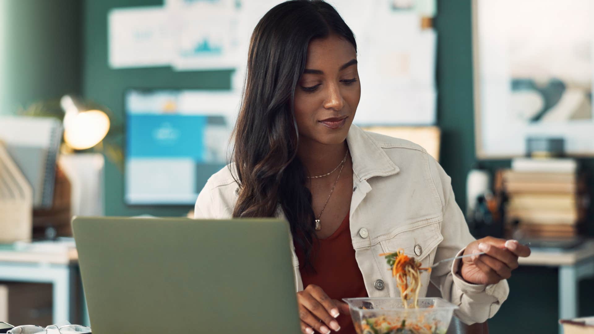 woman eating lunch at work