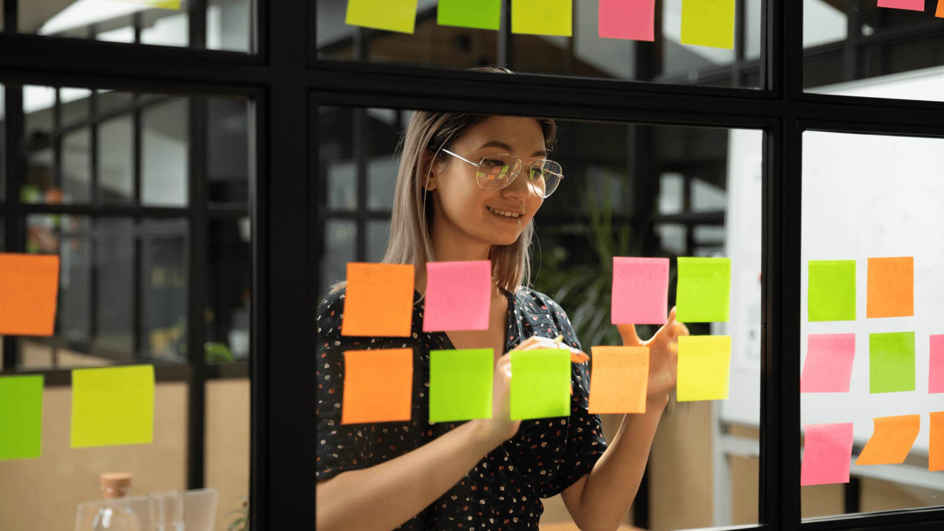 Skilled planner uses sticky notes to recognize patterns