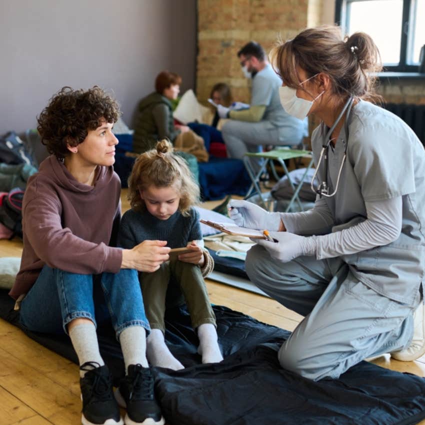 homeless outreach employee helping homeless mom and kids 