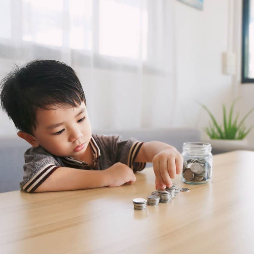 little kid counting money