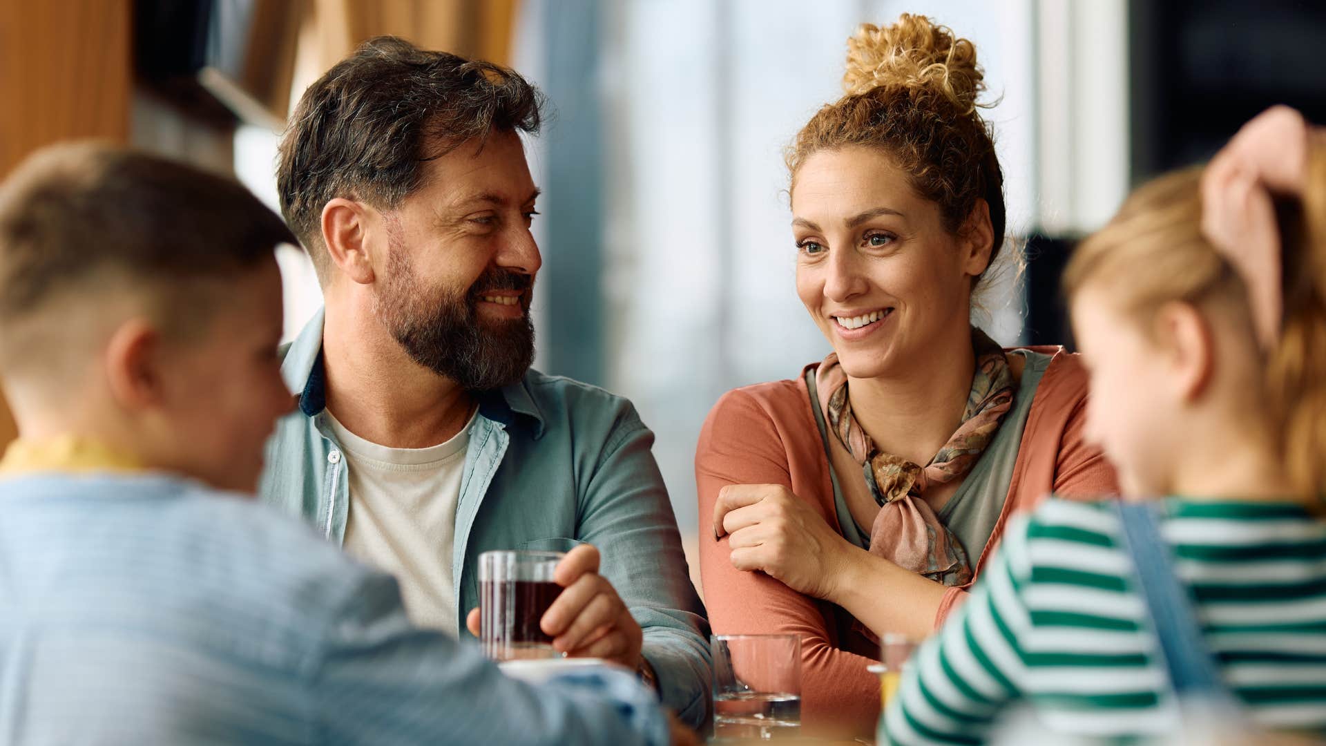 couple discussing dining bill