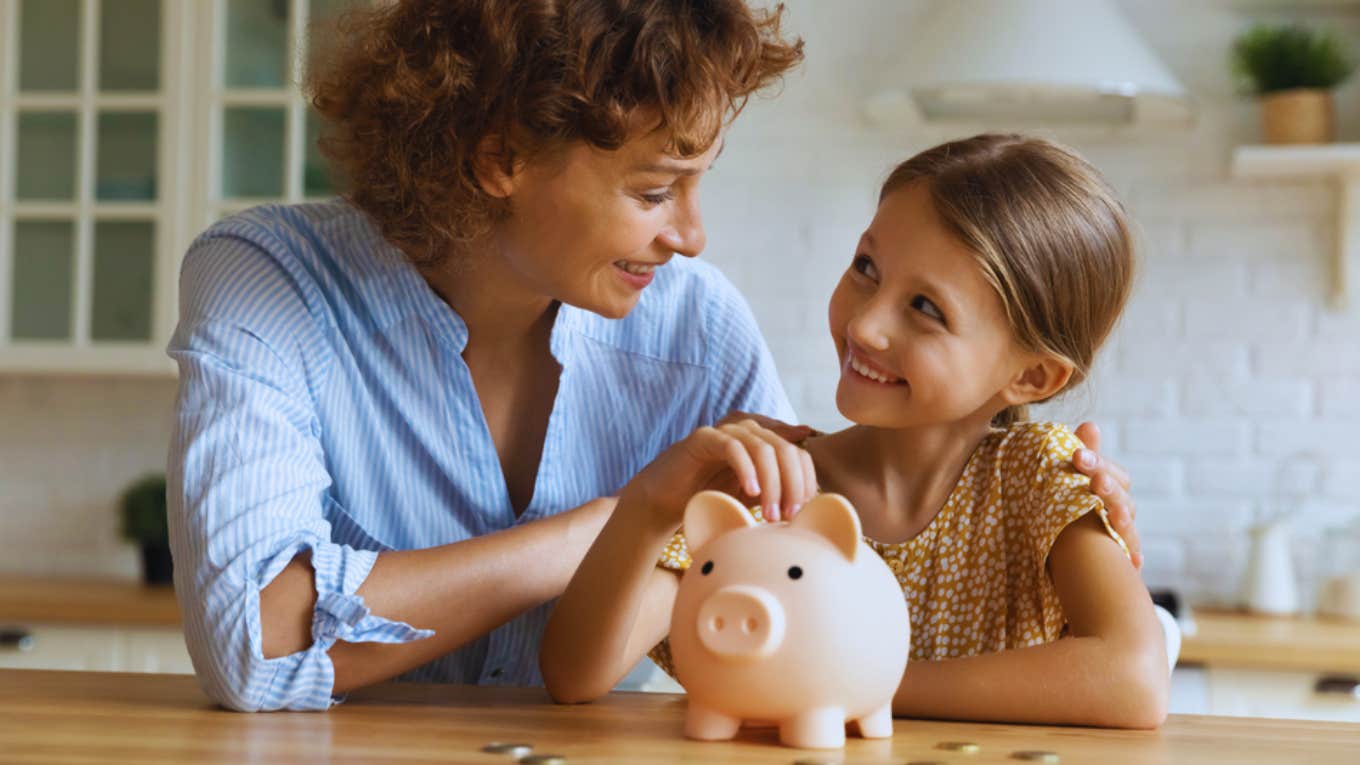 mom helping her daughter learn financial literacy