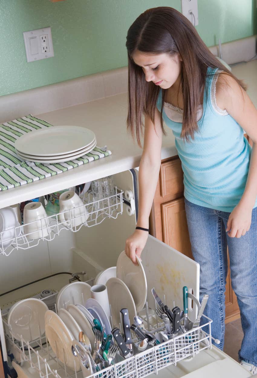 Teen forced to load dishwasher because mom refused to cook in dirty kitchen