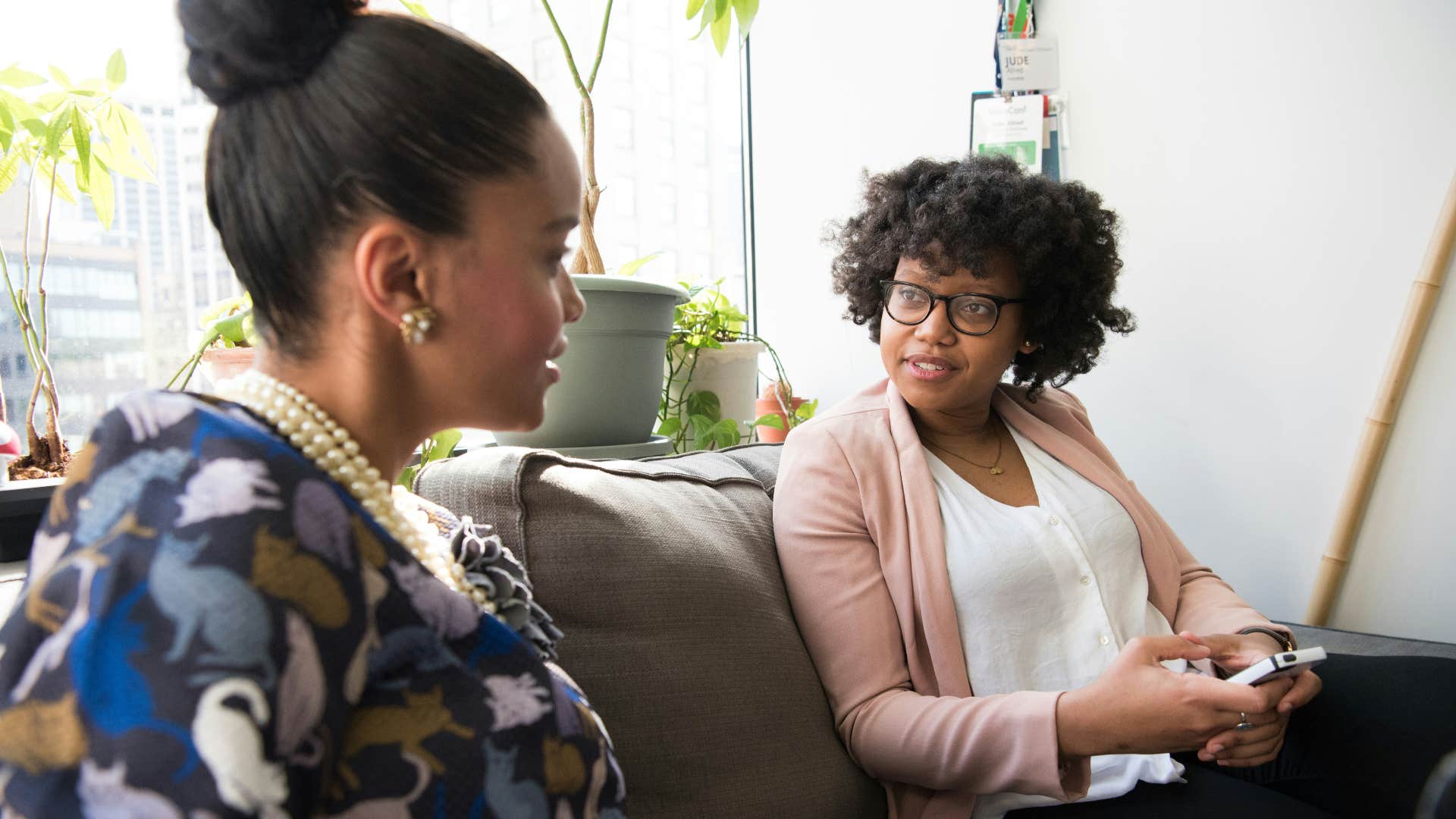 smart woman negotiating waiting silence psychological trick gain control