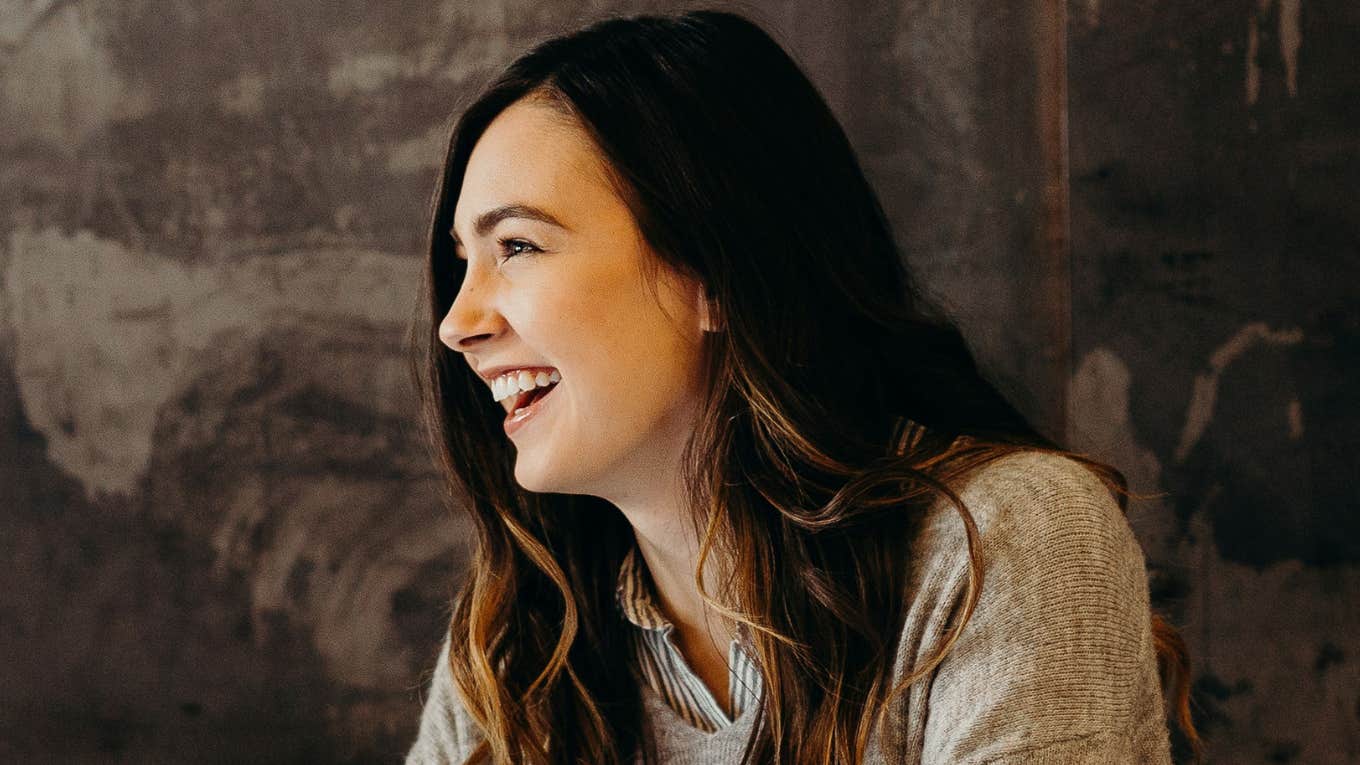 Public speaking trick makes woman able to command any room.