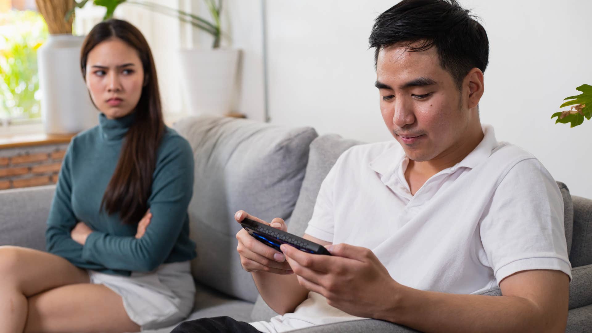 man texting to ignore communicating wife