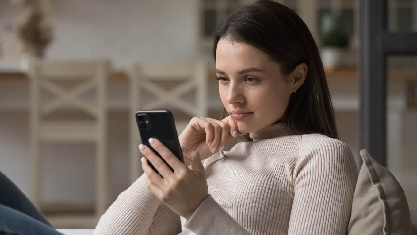 Woman who enjoys doomscrolling all day