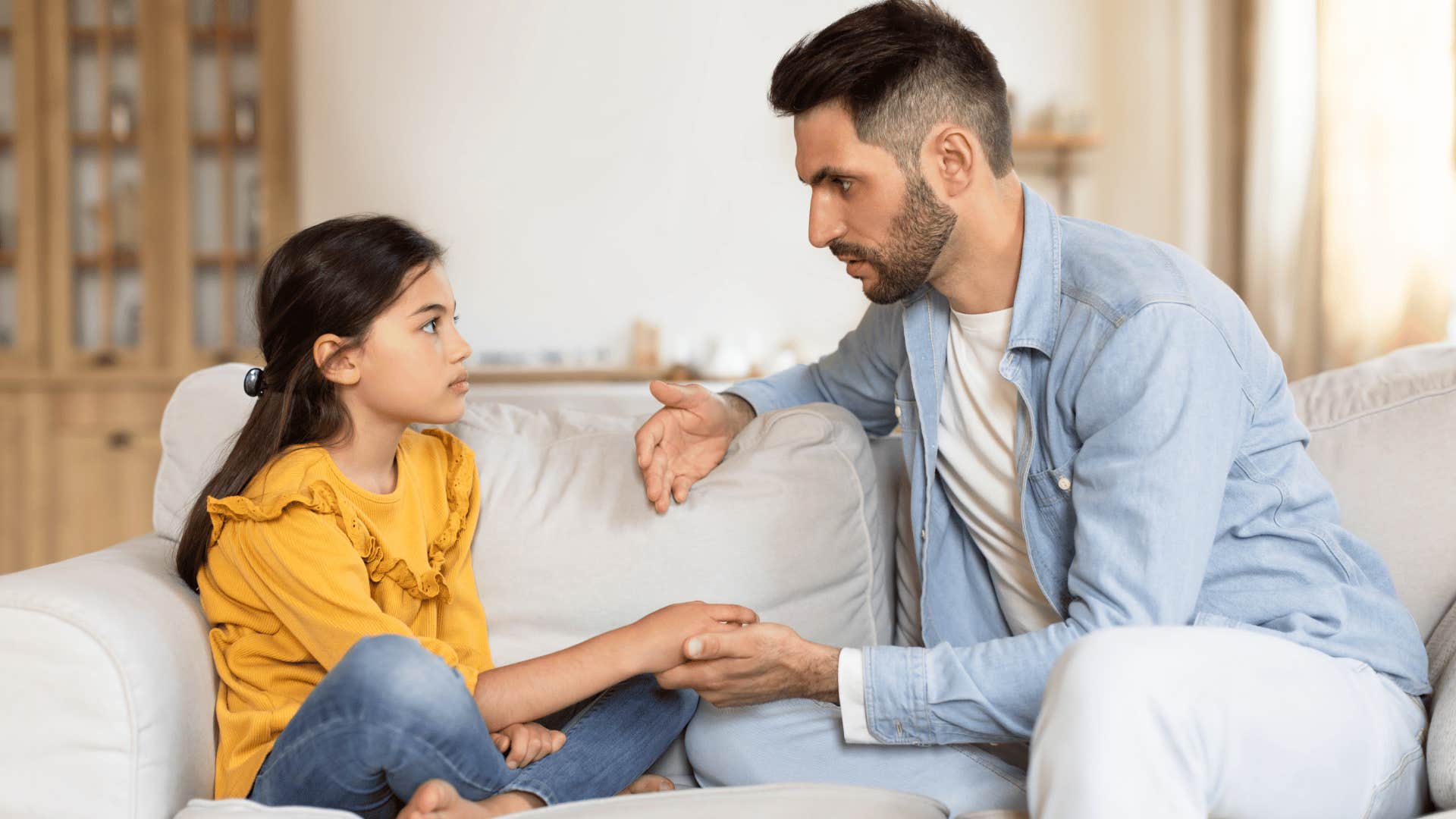 father scolding child instead of praising her