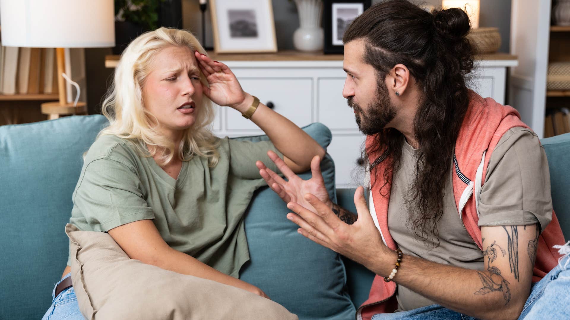 woman refusing to apologize to upset husband