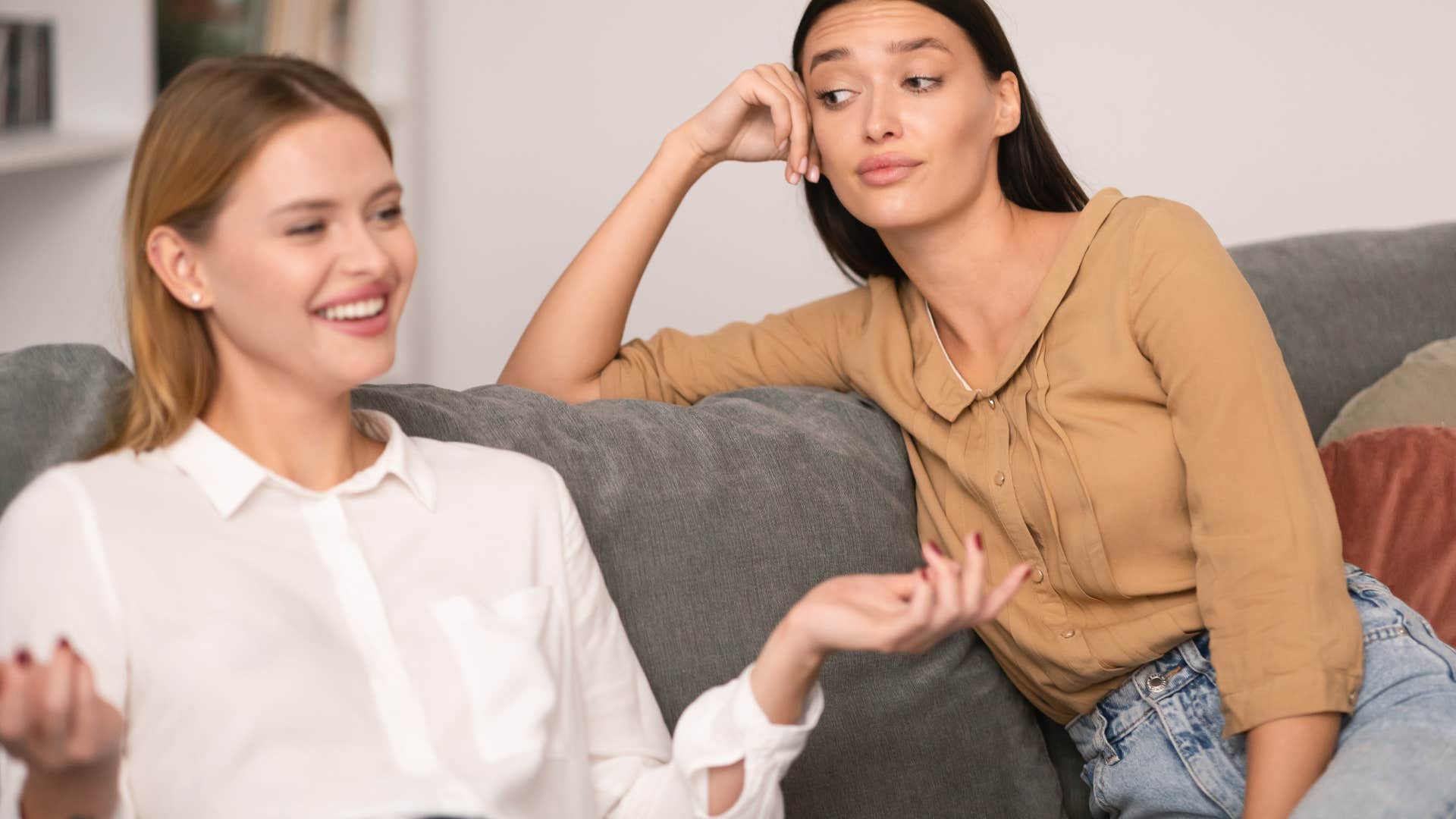 woman giving her friend a passive-aggressive compliment