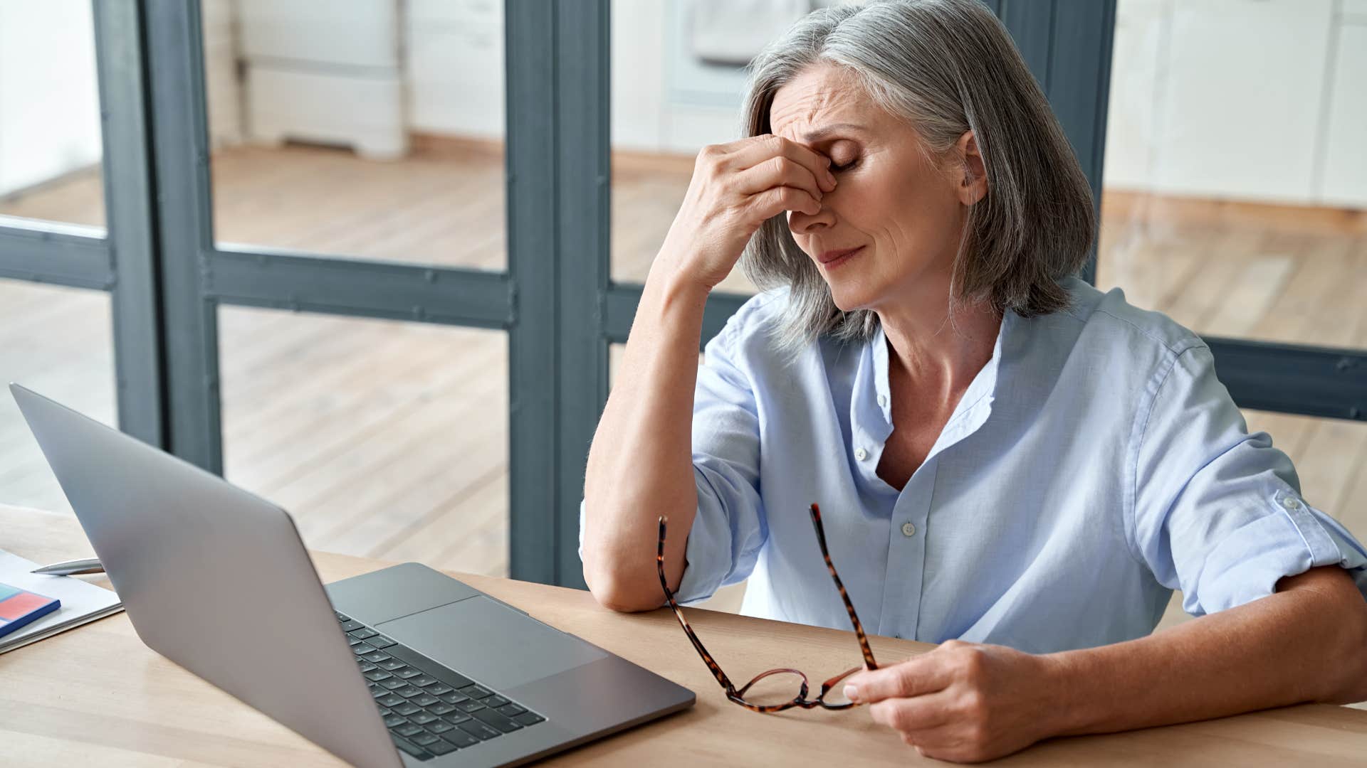 older upset woman on the computer