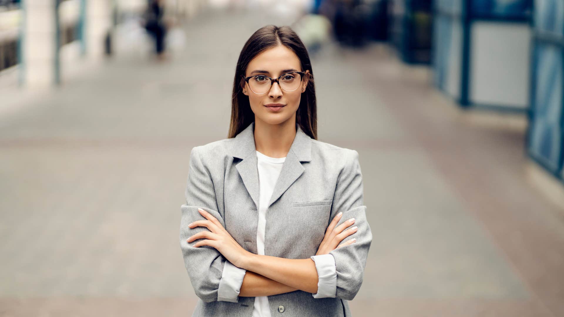 confident woman who isn't triggered by being alone