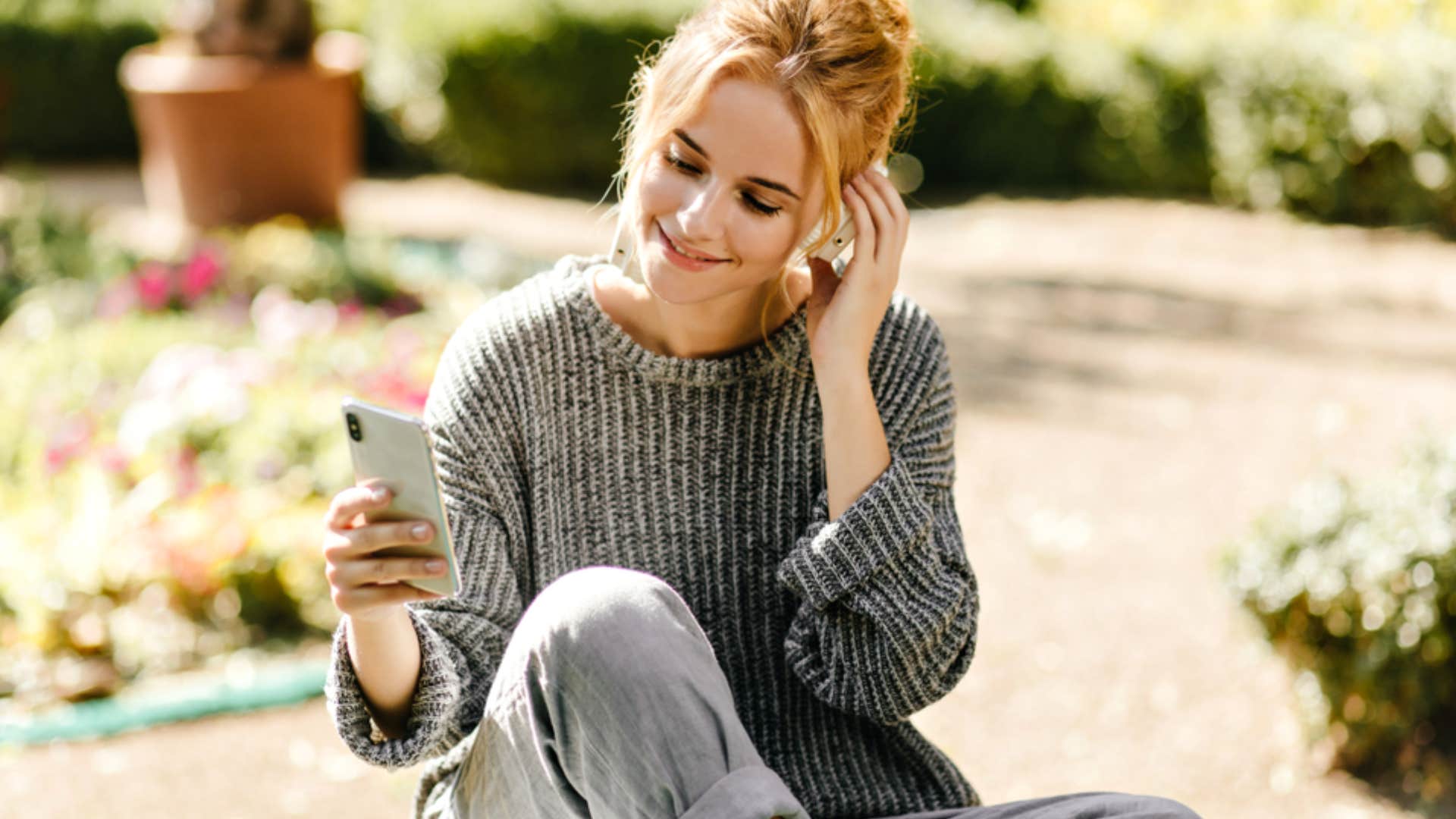 woman wearing clothes that avoid skin exposure 