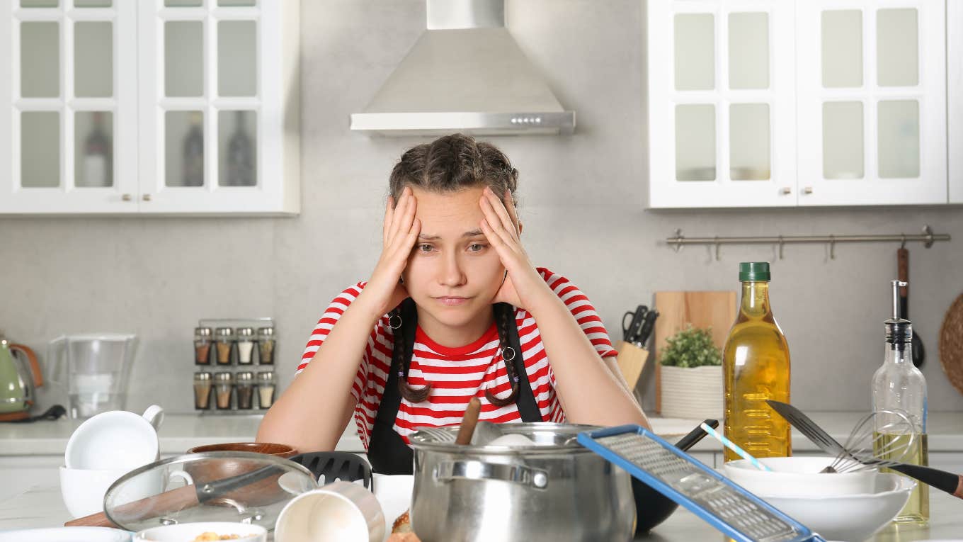 Wife upset that her husband won't do the dishes