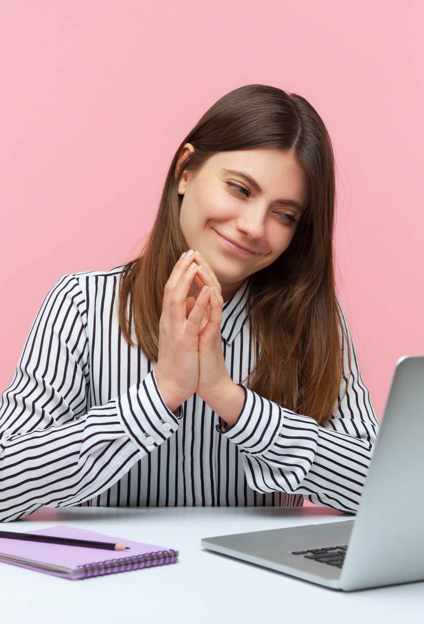 Woman using micropettiness at work to get the upper hand 