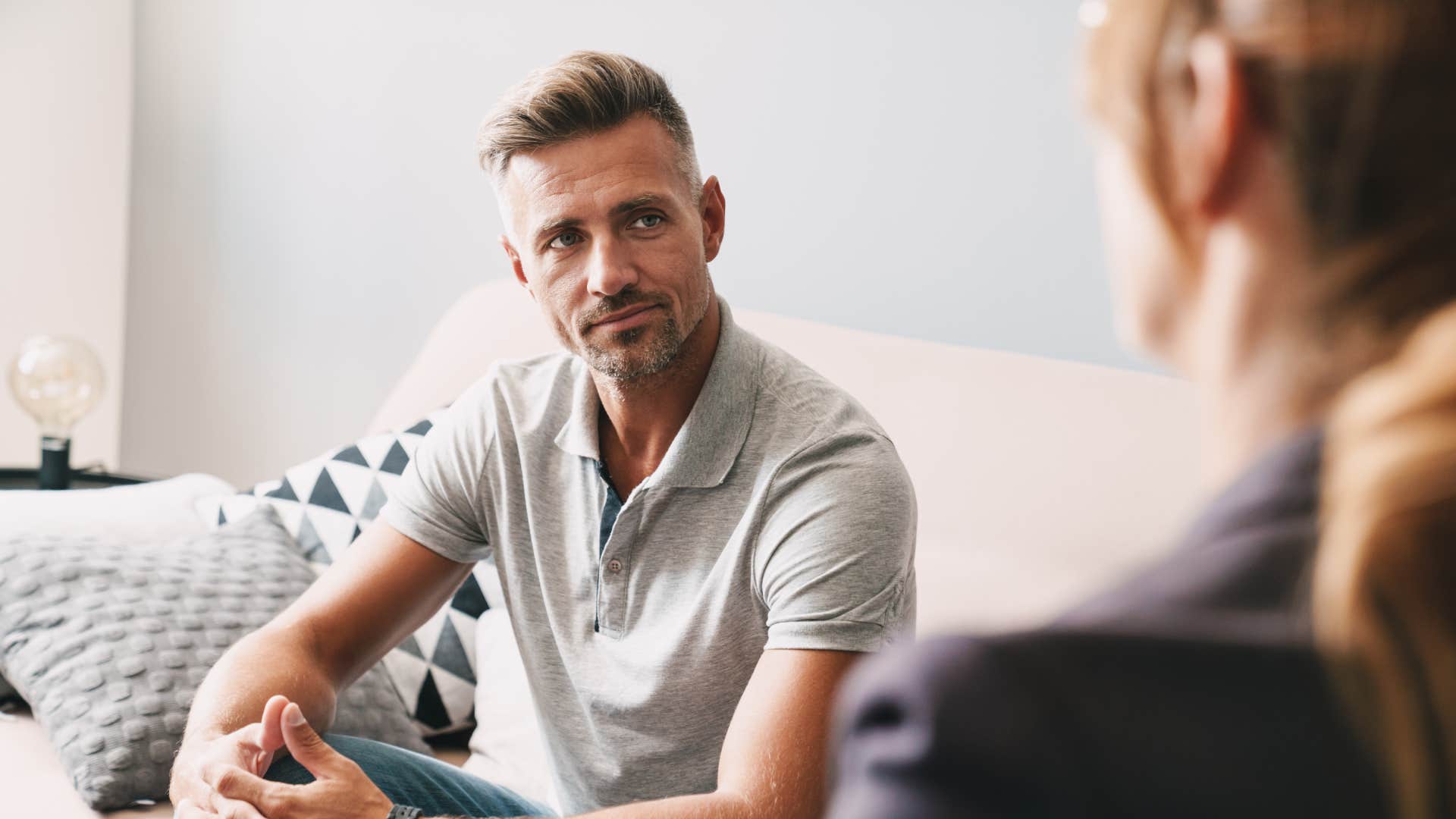 man speaking with woman Avoiding eye contact