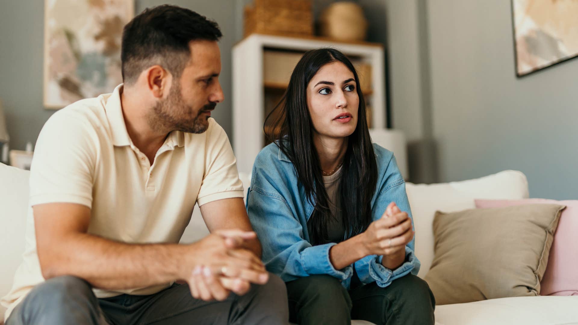 woman telling narcissist she isn't mad, just losing interest