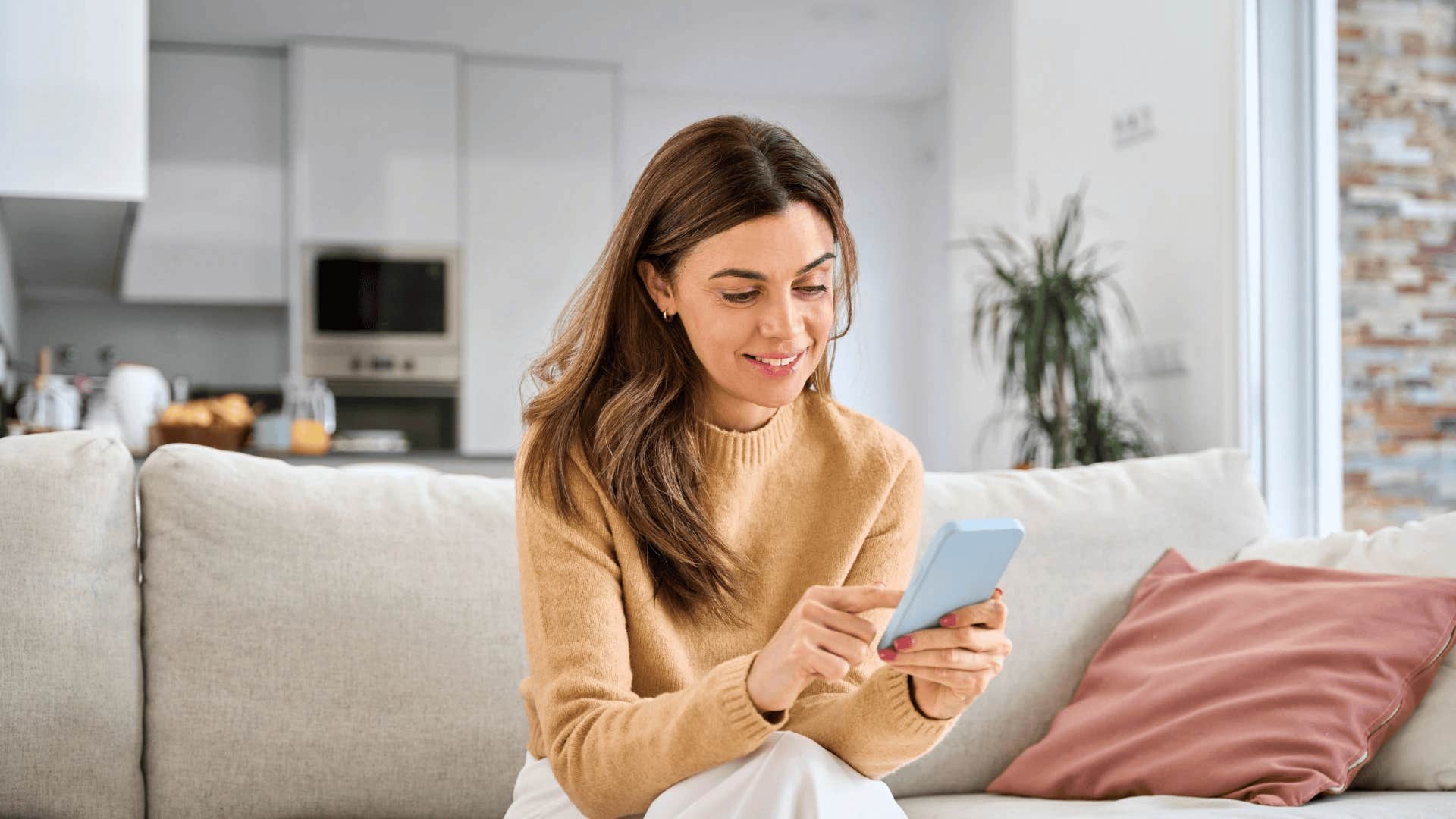 woman on phone because she has no close relationships