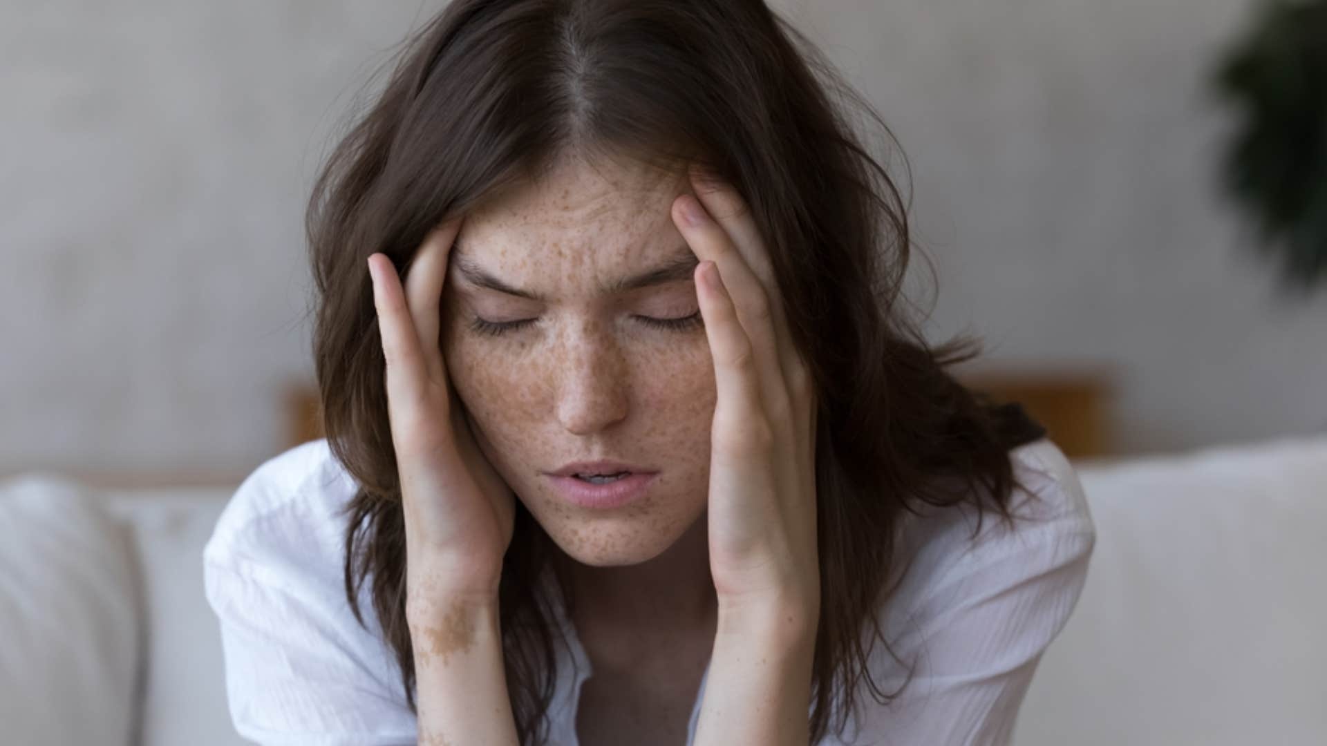 woman holding head 