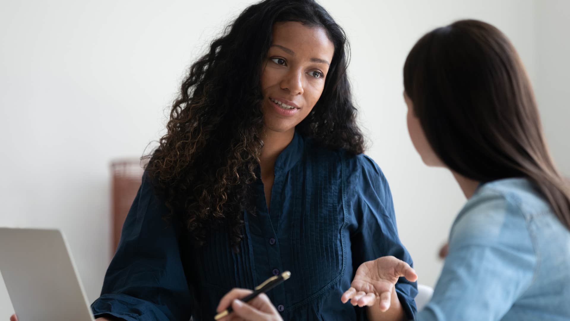 boss speaking to employee with humility