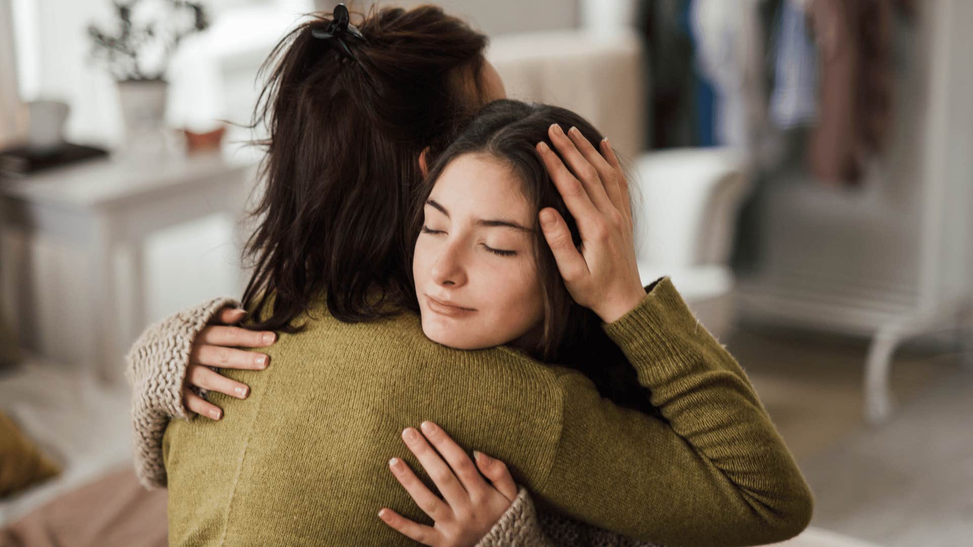 mom giving her daughter her independence