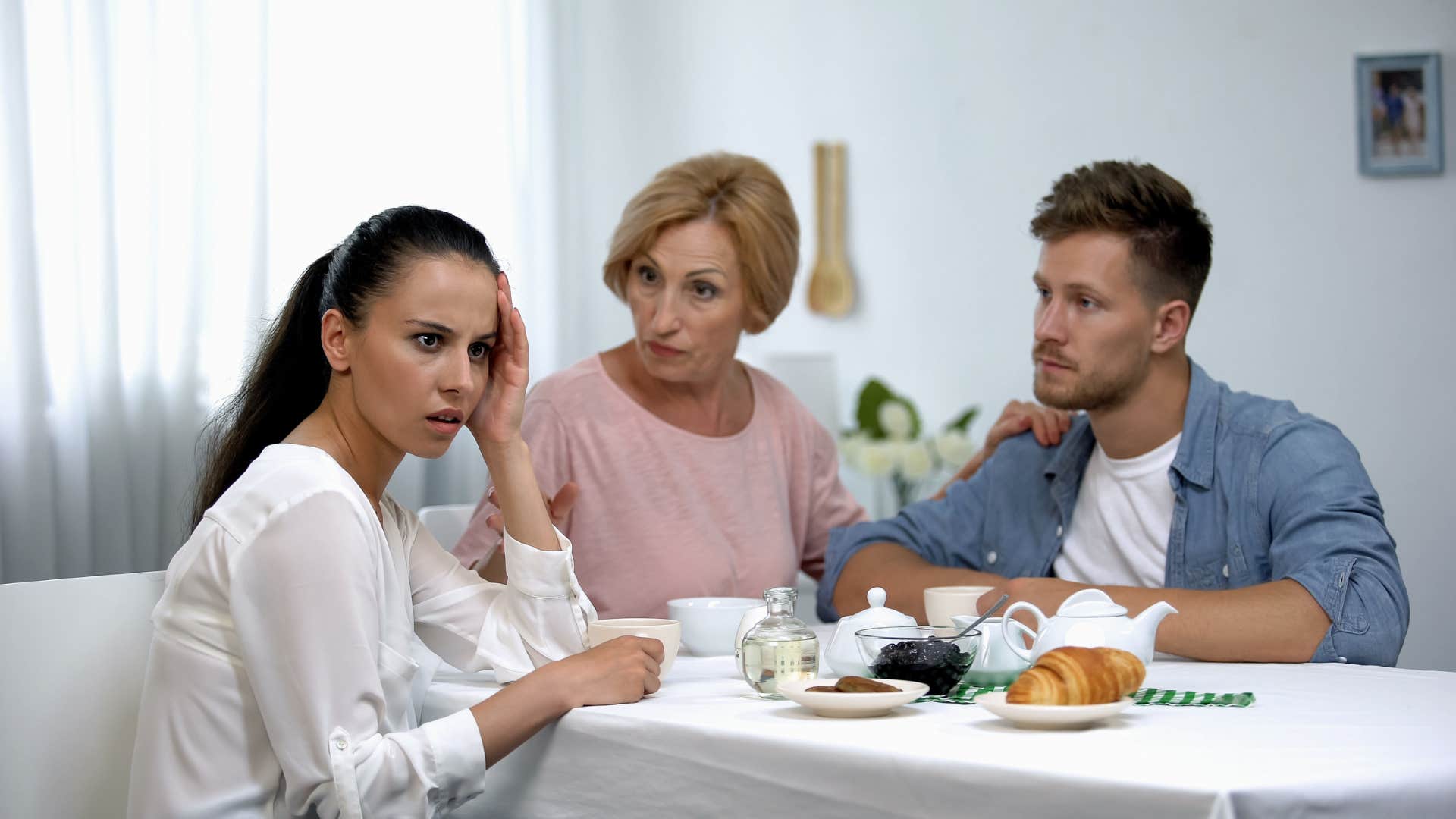 narcissistic mom undermining son's romantic relationship with other women