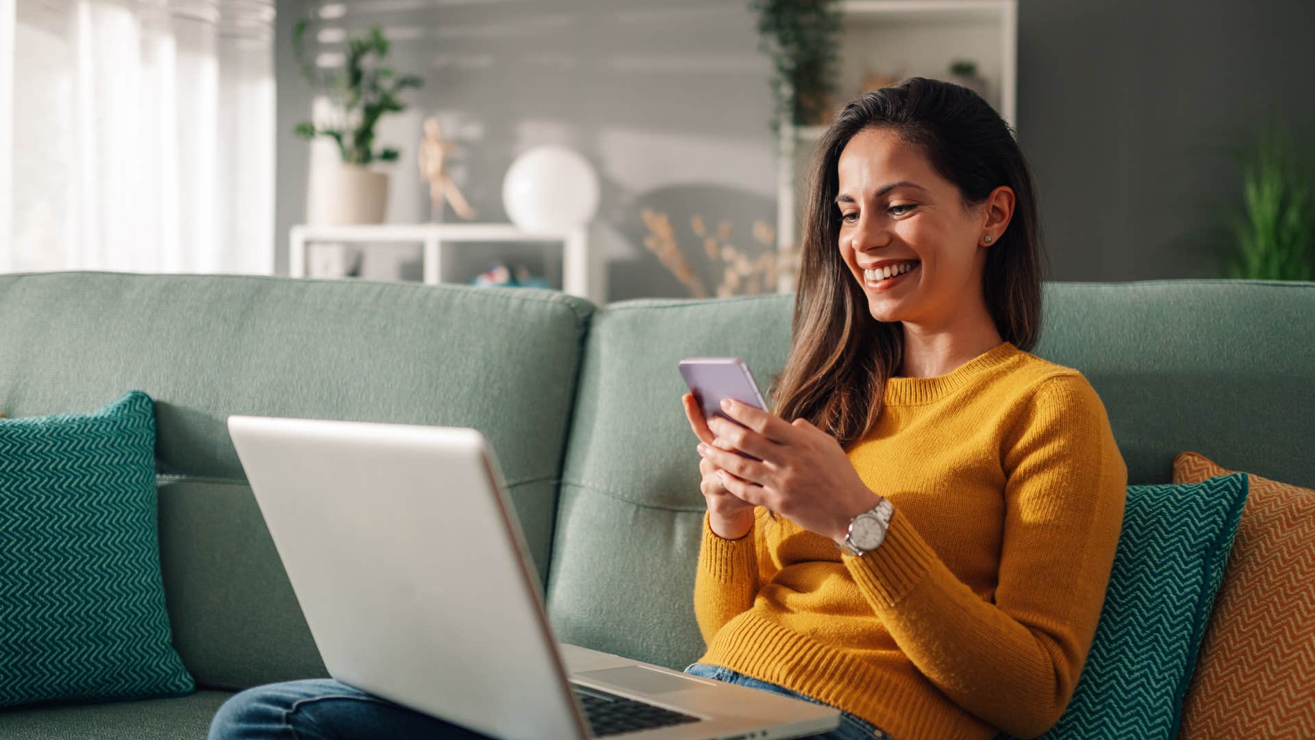 middle class woman practicing good time management home