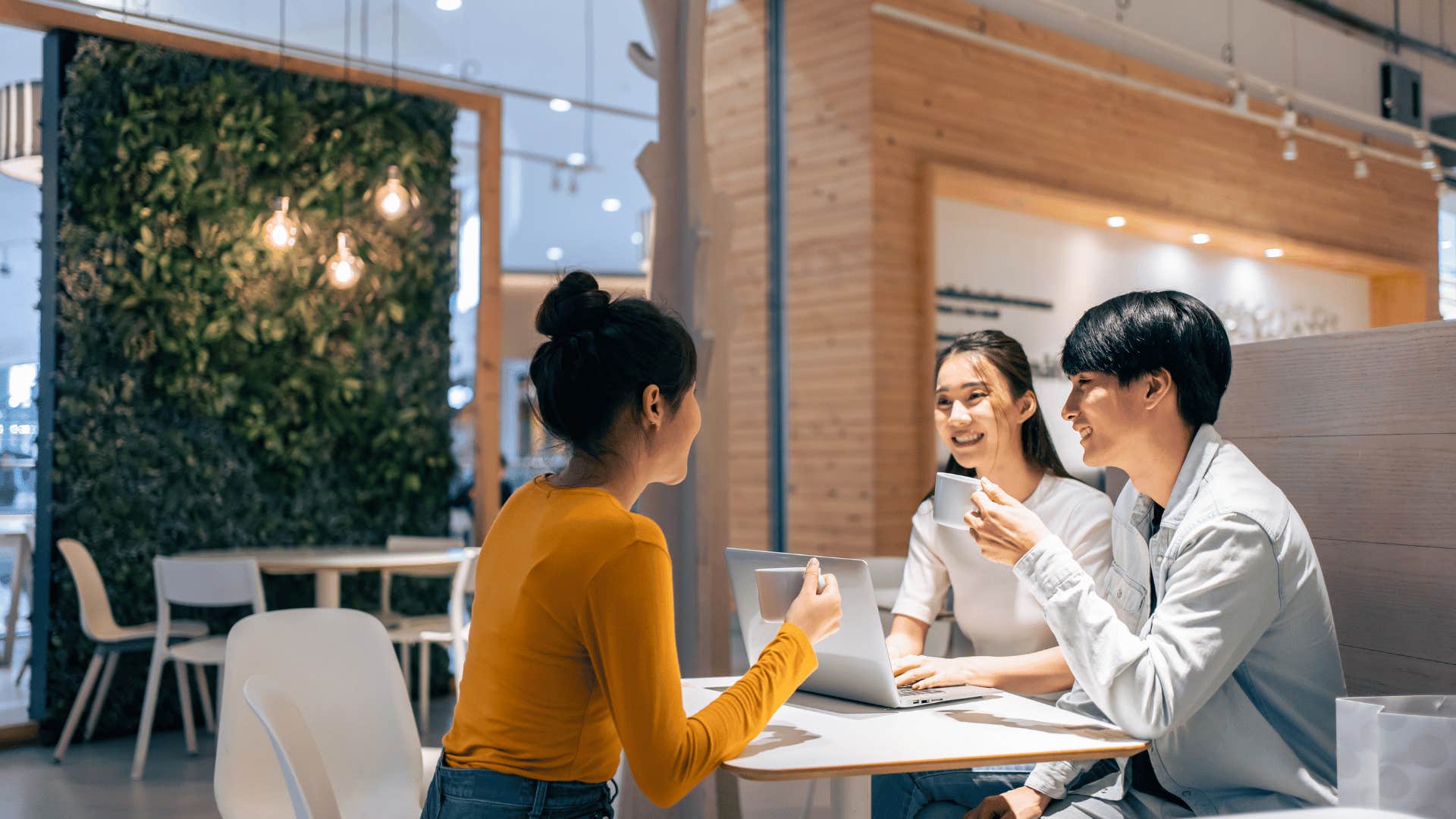 friends talking at restaurant