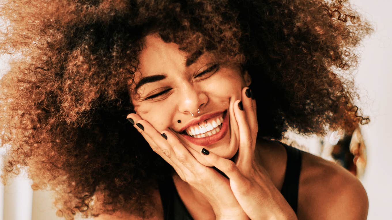 14 Small Habits That Make A Person's First Impression Totally Unforgettable Woman who creates a powerful first impression.