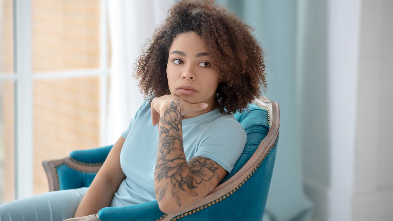 Woman Asks For Advice After Boyfriend Tells Her To Cover Her Tattoos For His Family’s Dinner woman questioning if she should cover her tattoos for her boyfriend's family dinner