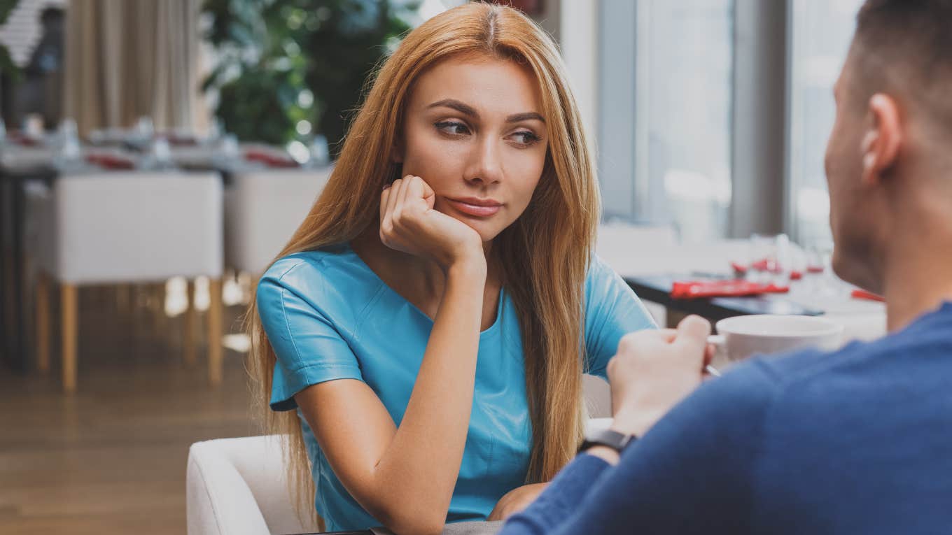 Body Language Clues Someone Gives When They Do Not Like Your Vibe woman expressing her disinterest in man by bad body language