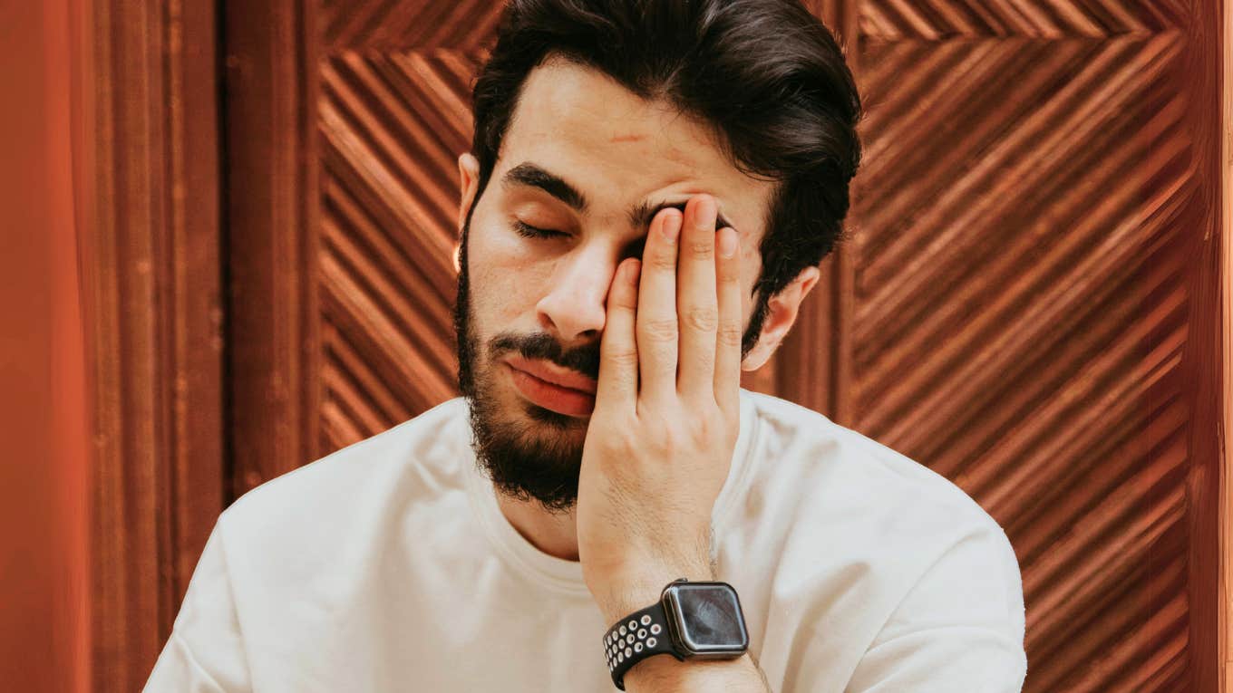 Small Clues That Reveal You’re Mentally Drained And Desperately Need Rest, According To Health Experts Man who is mentally drained and desperately needs rest.