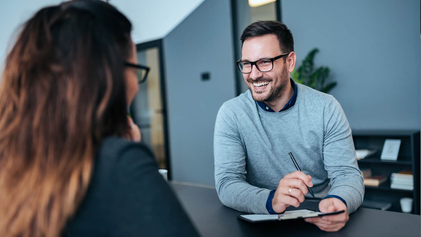 seven things resume needs to receive response from recruiter recruiter interviewing job candidate