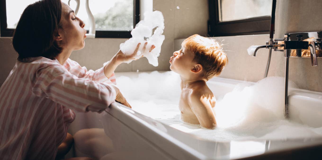 Mom Confused After Realizing Other Parents Clean Their Bathtubs Each Time Before Giving Kids A Bath