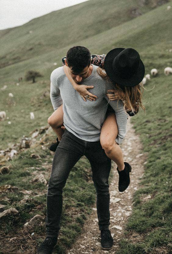 Super Cute Poses for Couples Photos to Show Your Love ...