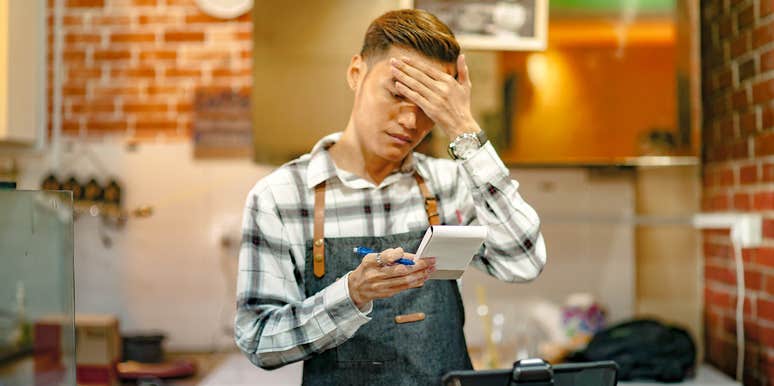 Server reading rude note from customers after he asked them to leave