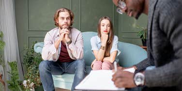 Signs that divorce therapists look for, couple in marriage therapy