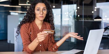 Woman with bad money habits because of her touch childhood