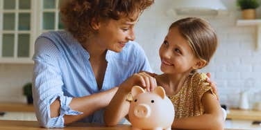 mom helping her daughter learn financial literacy