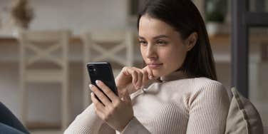 Woman who enjoys doomscrolling all day